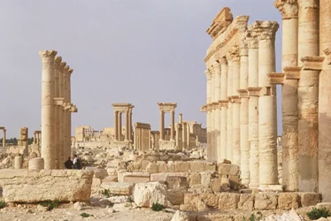 Calle columnada que conduce al Templo de Bel, construida a finales del siglo II y principios del siglo III